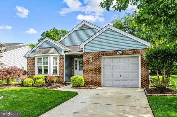 927 S LARKSPUR PL, Mount Laurel, NJ 08054