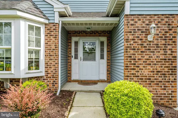 927 S LARKSPUR PL, Mount Laurel, NJ 08054