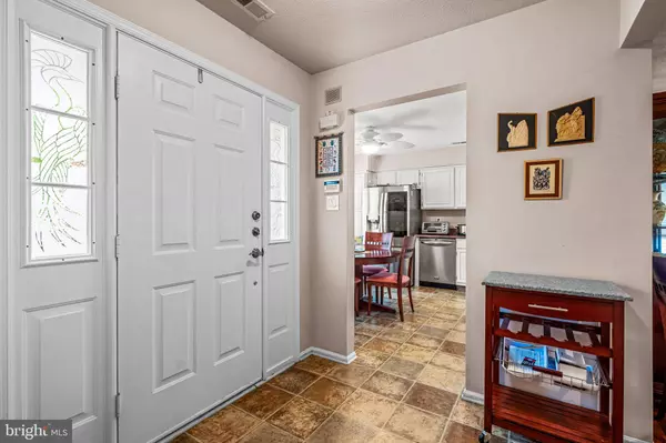 927 S LARKSPUR PL, Mount Laurel, NJ 08054