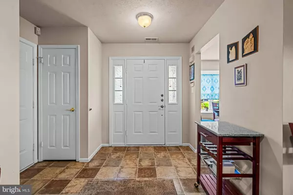 927 S LARKSPUR PL, Mount Laurel, NJ 08054