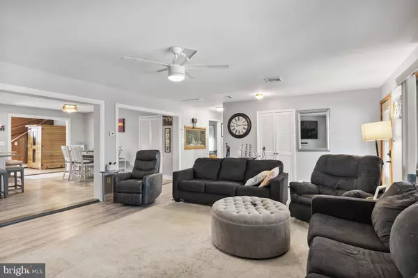 8 N CAPTAINS DR, Tuckerton, NJ 08087