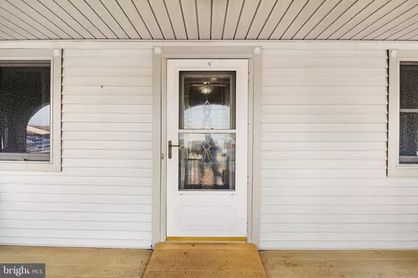 8 N CAPTAINS DR, Tuckerton, NJ 08087