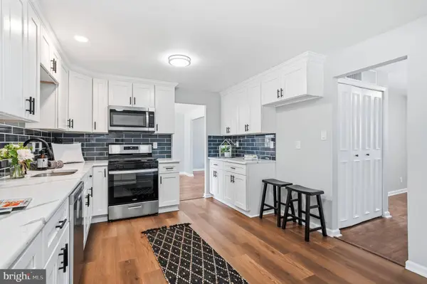 6 WHEELWRIGHT LN, Cherry Hill, NJ 08003