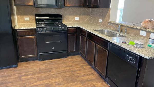 307 Camellia DR, Hutto, TX 78634