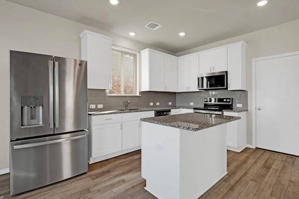 449 Stone Water LN, Jarrell, TX 76588