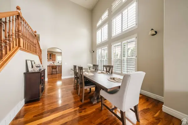 843 N EAGLEPOINTE DR E, North Salt Lake, UT 84054