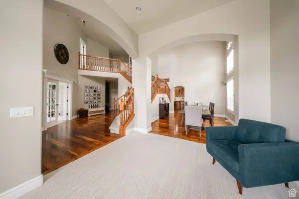 843 N EAGLEPOINTE DR E, North Salt Lake, UT 84054