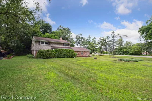 2289 Paulette Drive, Wolverine Lake Vlg, MI 48390