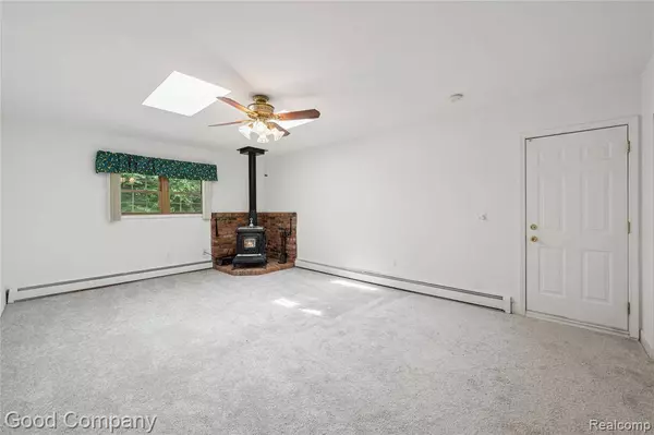 2289 Paulette Drive, Wolverine Lake Vlg, MI 48390