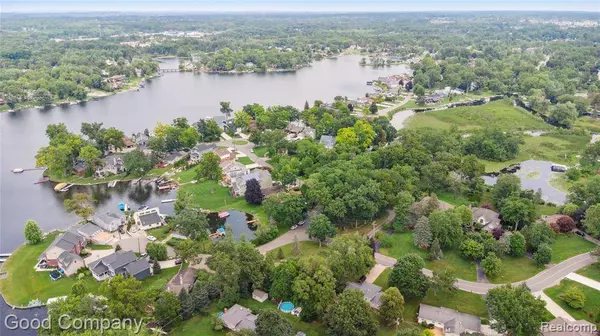 2289 Paulette Drive, Wolverine Lake Vlg, MI 48390