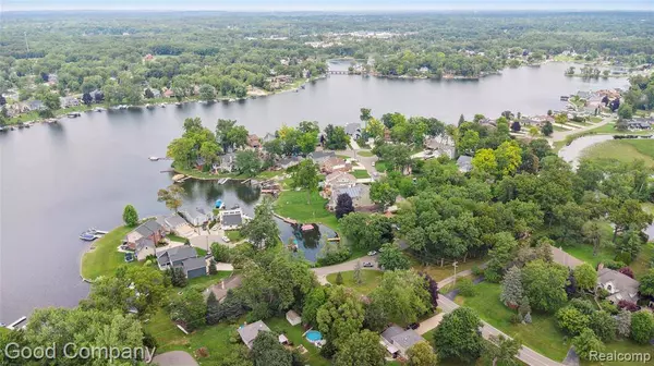 2289 Paulette Drive, Wolverine Lake Vlg, MI 48390