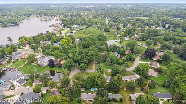 2289 Paulette Drive, Wolverine Lake Vlg, MI 48390