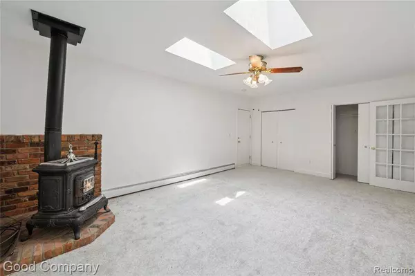 2289 Paulette Drive, Wolverine Lake Vlg, MI 48390