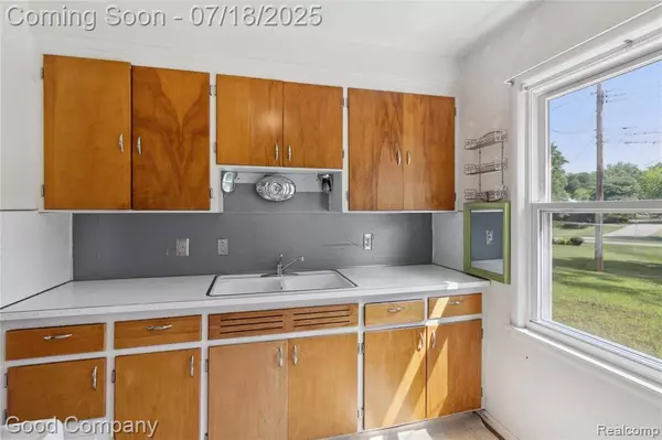 15694 Edington Street, Livonia, MI 48154