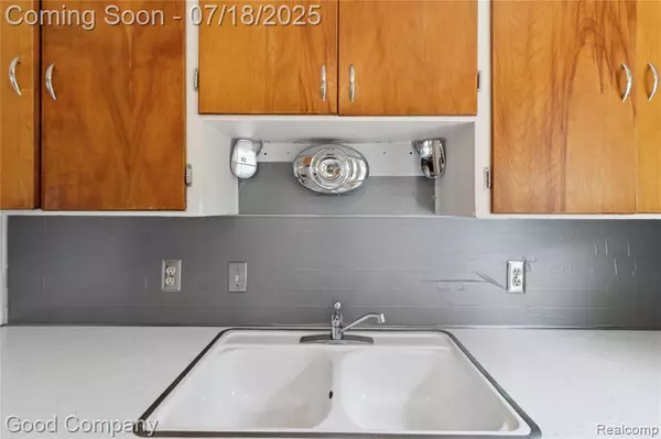 15694 Edington Street, Livonia, MI 48154