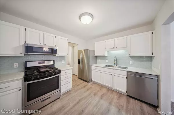 9200 North Drive, St. Clair Shores, MI 48082