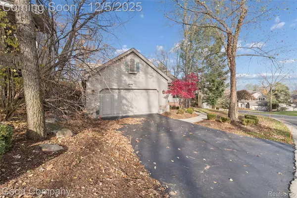 5104 Woodcliff Hill RD W, West Bloomfield, MI 48323