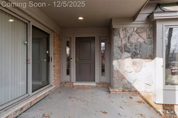 5104 Woodcliff Hill RD W, West Bloomfield, MI 48323