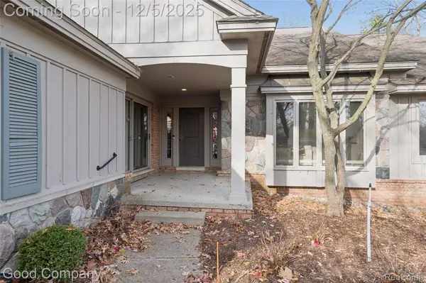 5104 Woodcliff Hill RD W, West Bloomfield, MI 48323