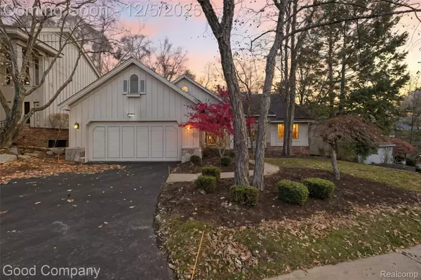 5104 Woodcliff Hill RD W, West Bloomfield, MI 48323