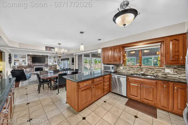 38921 Santa Barbara ST, Clinton Charter Township, MI 48036