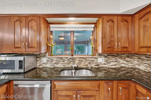 38921 Santa Barbara ST, Clinton Charter Township, MI 48036