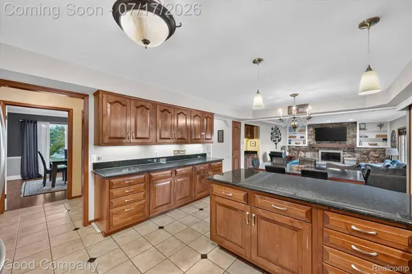 38921 Santa Barbara ST, Clinton Charter Township, MI 48036