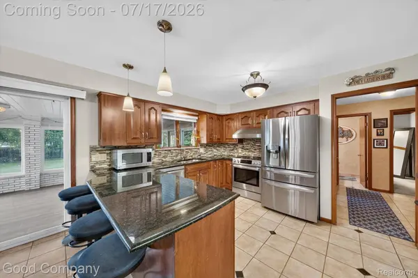 38921 Santa Barbara ST, Clinton Charter Township, MI 48036
