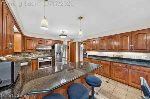 38921 Santa Barbara ST, Clinton Charter Township, MI 48036