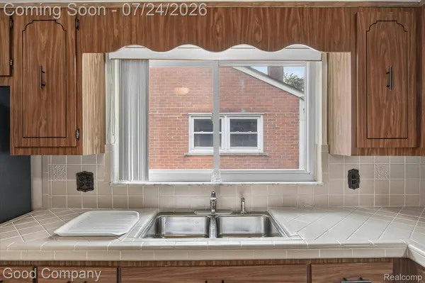 25719 San Rosa DR, St. Clair Shores, MI 48081
