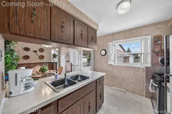 8308 Darlene ST, Warren, MI 48093