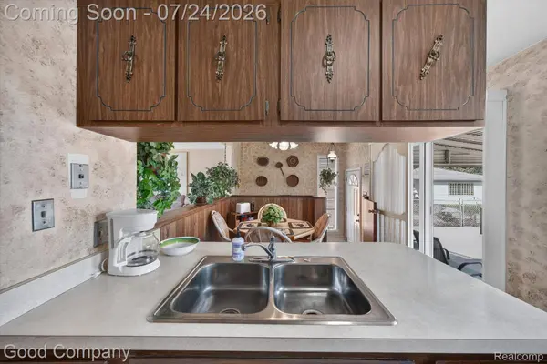 8308 Darlene ST, Warren, MI 48093