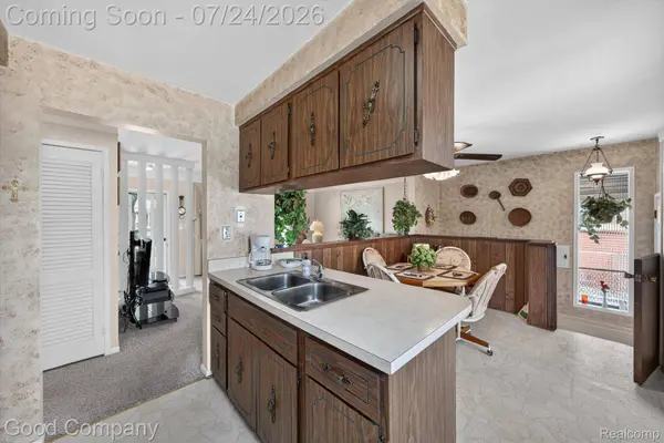 8308 Darlene ST, Warren, MI 48093
