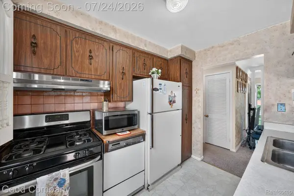 8308 Darlene ST, Warren, MI 48093