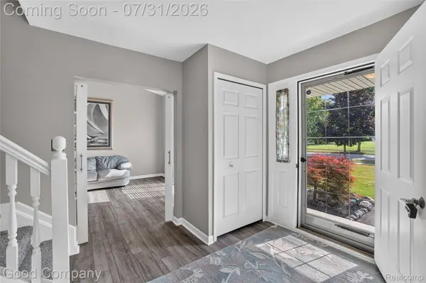 581 Hampton CT, Wixom, MI 48393