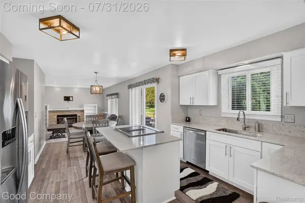 581 Hampton CT, Wixom, MI 48393
