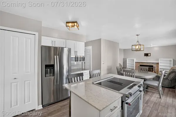 581 Hampton CT, Wixom, MI 48393