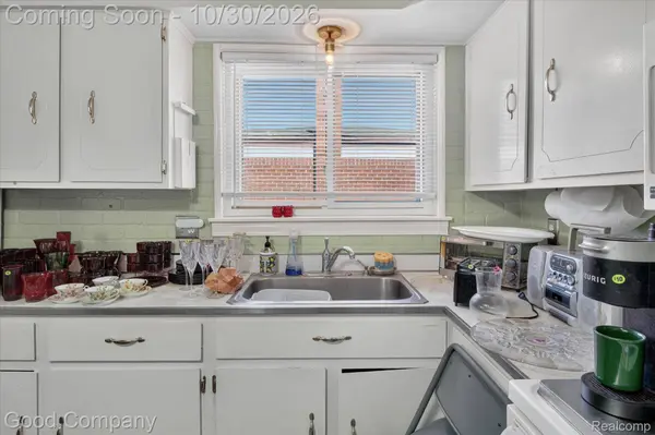 28421 Bradner DR, Warren, MI 48088