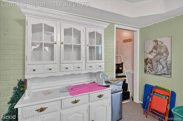28421 Bradner DR, Warren, MI 48088