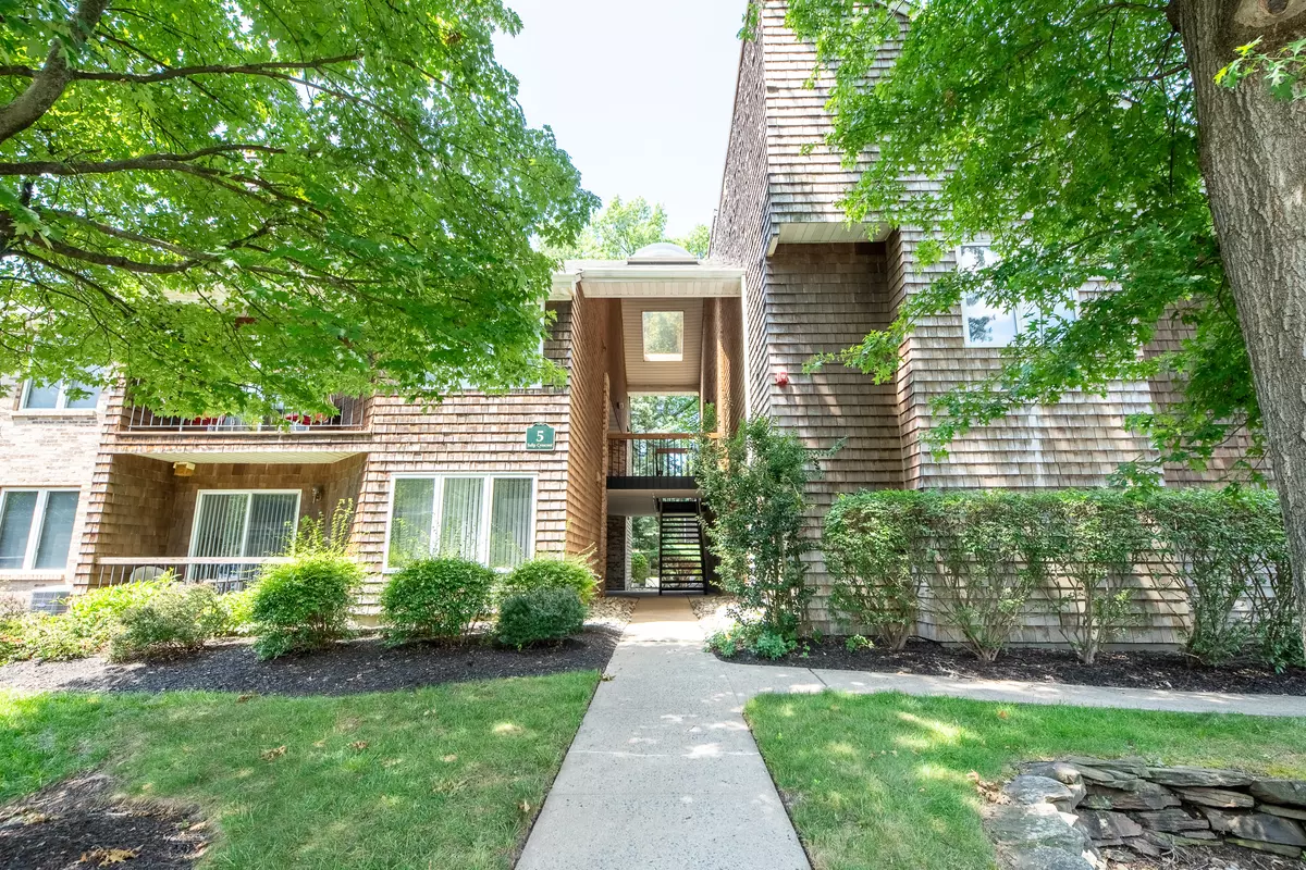 Little Falls, NJ 07424-1664,5 Tulip Cres #1C