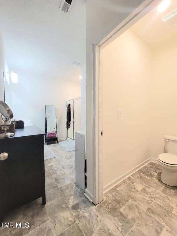 1202 Raccoon LN, Piney Flats, TN 37686