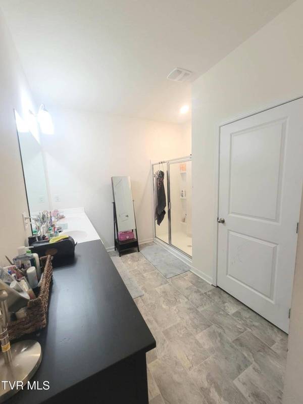 1202 Raccoon LN, Piney Flats, TN 37686