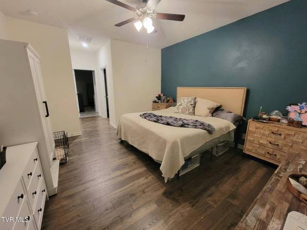 1202 Raccoon LN, Piney Flats, TN 37686