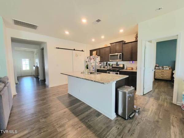 1202 Raccoon LN, Piney Flats, TN 37686