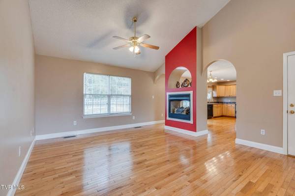 1019 Fox Meadows CIR, Bluff City, TN 37618