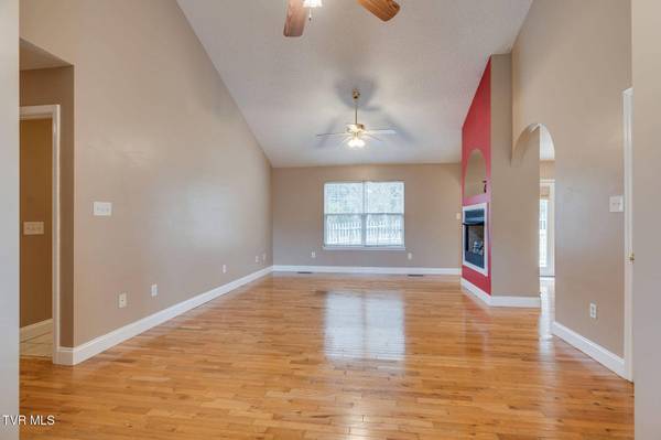 1019 Fox Meadows CIR, Bluff City, TN 37618