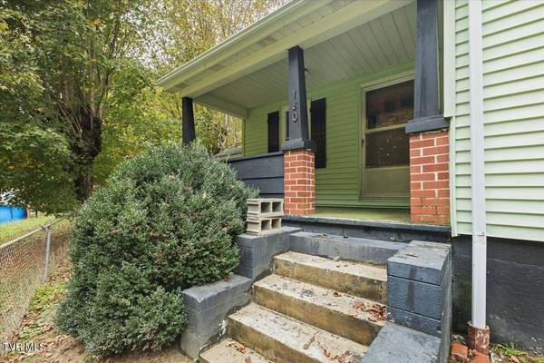 180 Mcqueen Hollow RD, Johnson City, TN 37601