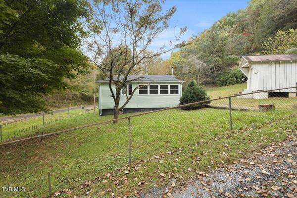 180 Mcqueen Hollow RD, Johnson City, TN 37601