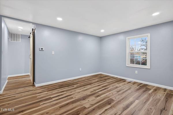 127 Kinley DR, Johnson City, TN 37604