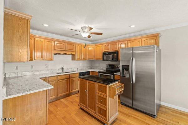 703 Main ST #Apt 3, Elizabethton, TN 37643
